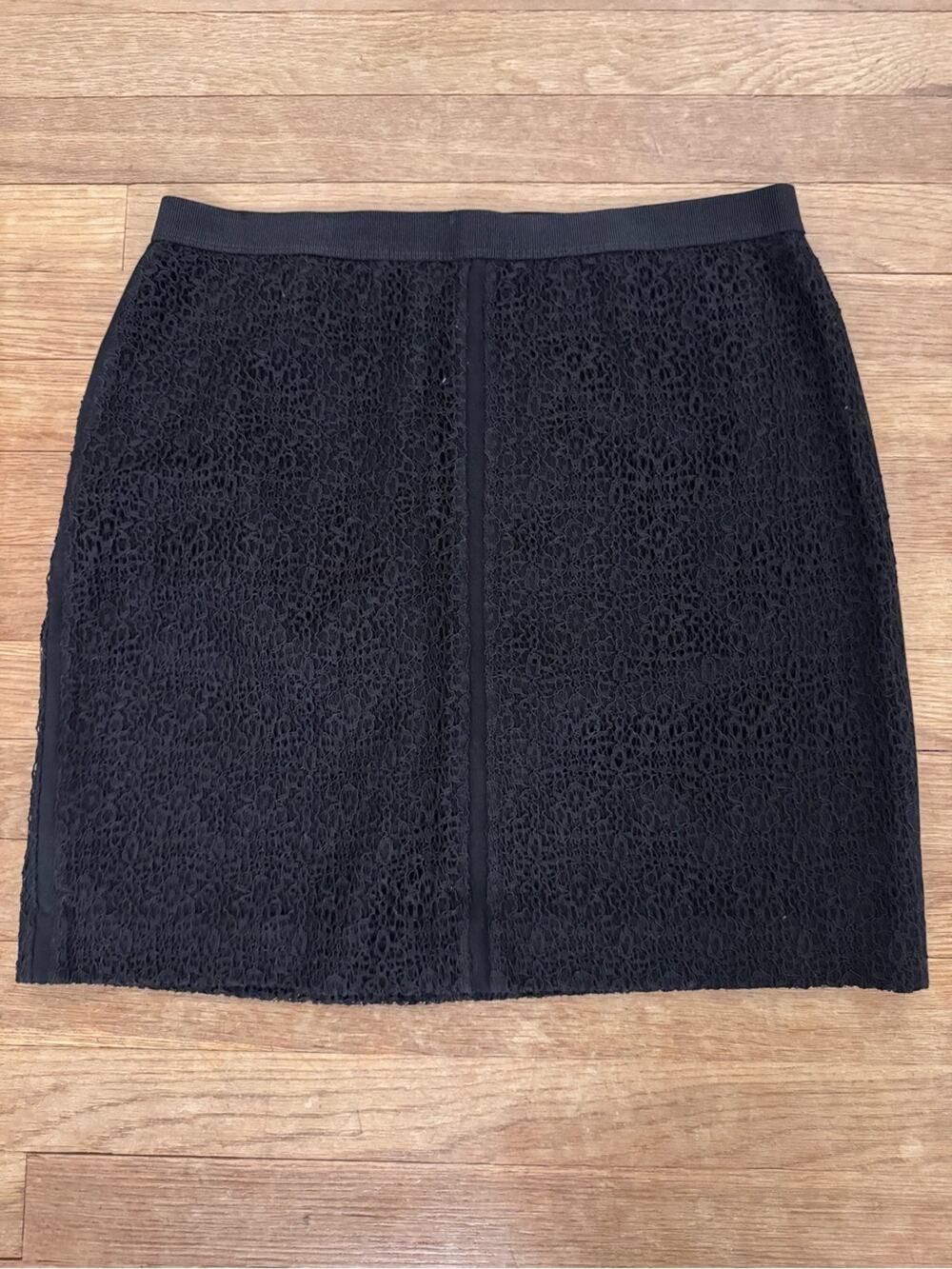 Ann Taylor Women's Black Lace Mini Skirt - Size 10P
b16